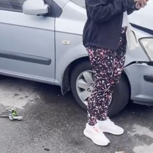 悉尼Coles停车场发生严重车祸,两人被撞,多辆汽车受损!现场一片混乱