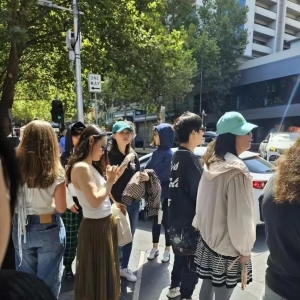 罕见同框!大张伟与妻子刘迎澳洲街头被偶遇,经纪人妻子穿搭成亮点