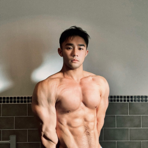 住18楼?澳洲大胸肌网红最爱更衣室自拍!