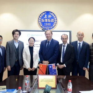 澳大利亚昆士兰大学商经法学院院长一行访问上海外国语大学