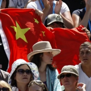 澳洲人民举着红旗,唱着我的祖国来中国了