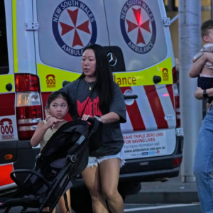 澳洲再现持刀袭击案!连发多起恶性事件,20多人死伤,引发中国留学生不安!数人持刀进商场乱砍,顾客尖叫逃命...