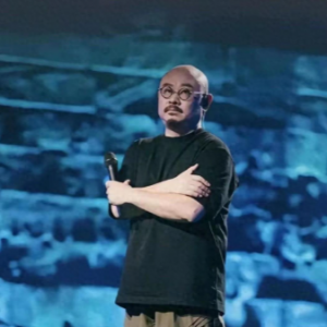 刀郎带着58岁田震上热搜,但定居澳洲的她,如今已走上另一条大道