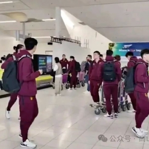 国足远征澳大利亚选择普通民航,有队员抱怨被小孩哭声吵了一路