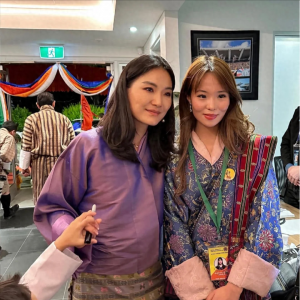不丹国王一家出访澳洲,佩玛王后便装美了!和粉丝合影被赞无架子