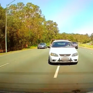 澳洲街头路怒,两司机马路中央大打出手!行车记录仪拍下火爆场面