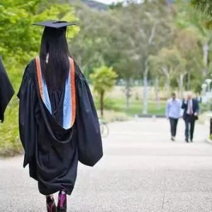 澳洲大幅缩招中国留学生!学费飙升,留学一年,花掉一套房!西澳大学“捞油水”太夸张,校长工资赶超州长......