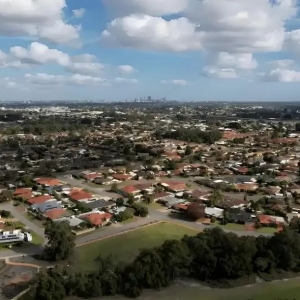 珀斯数千公顷土地荒芜,60000套住房搁置!买房压力飙升,80%工资还房贷!这处郊区买房全澳最便宜......