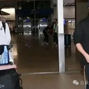 谢霆锋带16岁儿子澳洲度假,两人全程无笑容,网友:爸爸比儿子帅
