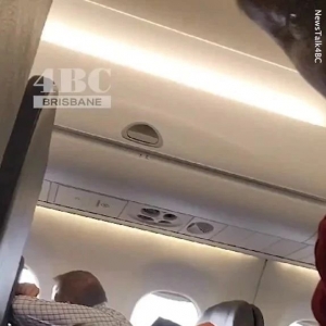 突发!澳航布里斯班客机紧急迫降,乘客被吓胆战心惊,机舱内视频曝光