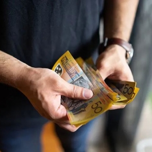 澳洲打工人薪资狂飙!全职破1700澳元,但AI正在逼近就业大劫难