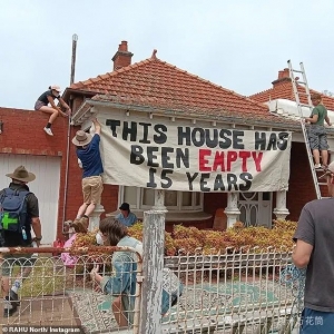 澳洲近10万套住房空置,博主忍无可忍拉横幅抗议!