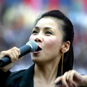 田震从澳洲度假回国,在四川宜宾和美之夜献唱,央视镜头下状态好