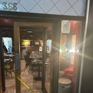 惊险!汽车冲进布里斯班网红餐厅,所有食客逃过一劫,老板直呼“奇迹”