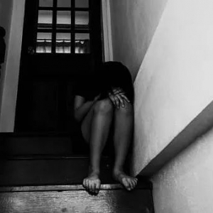 恐怖!澳洲女子遭囚禁23天!火烧阴毛、逼吃粪尿,罪犯被判无期