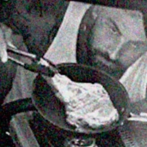 奇葩 | 澳洲男子高速上“边开车边煎牛排”,被重罚!