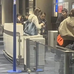 何猷君奚梦瑶一家现身机场+前往澳洲度假过年