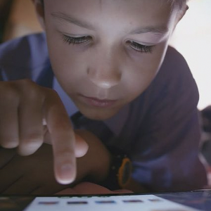 澳洲儿童近视率几乎翻倍!专家:长期使用手机平板是主因