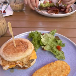 一张早餐照片,让澳洲人破防!网友吐槽:$26就这?