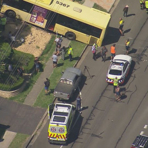 澳洲突发严重车祸,巴士撞入民宅!车上载有多人