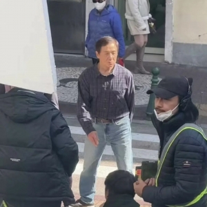 71岁成龙澳洲被偶遇,穿衬衫步履缓慢,自然老去很真实!