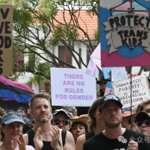 澳洲多地爆发游行集会!大批民众涌上街头,反对跨性别医疗限制