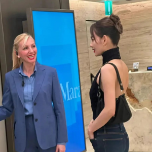 张嘉倪澳洲街拍曝光!一袭露背装惊艳亮相,这一年的沉淀让她更有韵味