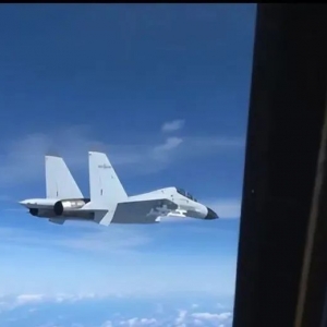 赌中国不敢击落?澳大利亚南海遭打脸,不到30米,解放军开火驱敌