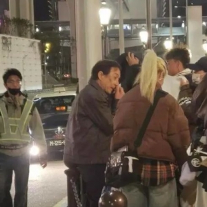 71岁成龙澳洲被偶遇!走路扶腰步履缓慢,曾公开表示是半个澳洲人…