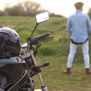 在澳洲开车时有三急,路边解决是否犯法?