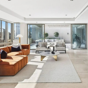 刘晓庆澳洲豪宅$1800万挂牌没人买, 今年转出租