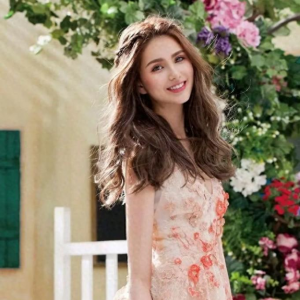 31岁昆凌澳洲街头彻底放飞,系一条丝巾直接当上衣,这是什么潮流