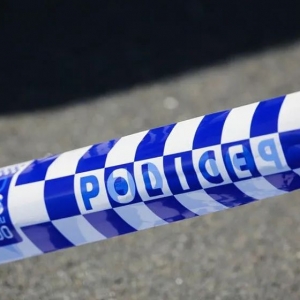 ​砸警车吐口水!澳洲4人涉嫌袭警被控,警员被迫掏枪自保