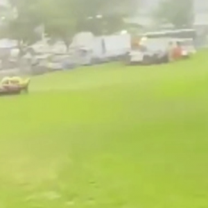 澳大利亚新南威尔士州一辆赛车失控撞入观众看台,致13人受伤