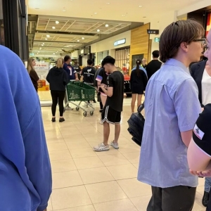 澳洲商场又突发持刀血案,购物人潮尖叫奔逃,少年生命垂危