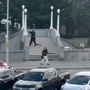 悉尼海滩枪击案致16死,老人为护妻身亡,中国留学生腿都跑软了